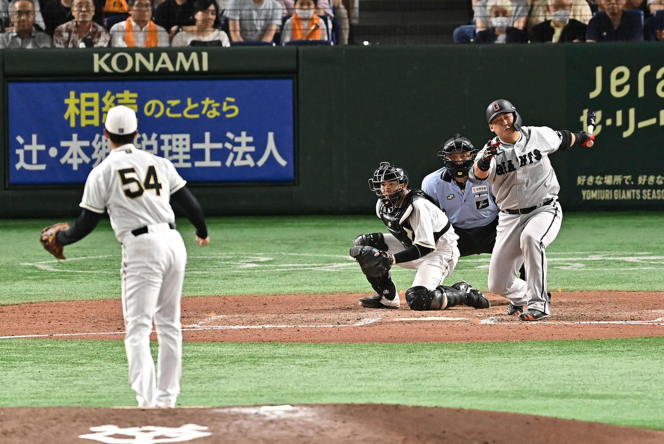 巨人対阪神　回裏巨人1死一、三塁、中田翔は空振り三振に倒れる。投手加治屋（撮影・滝沢徹郎）