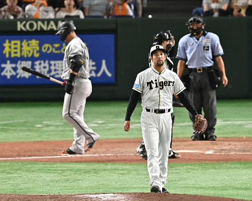 巨人対阪神　8回裏巨人1死一、三塁、中田翔（後方）から空振り三振を奪った加治屋（撮影・滝沢徹郎）