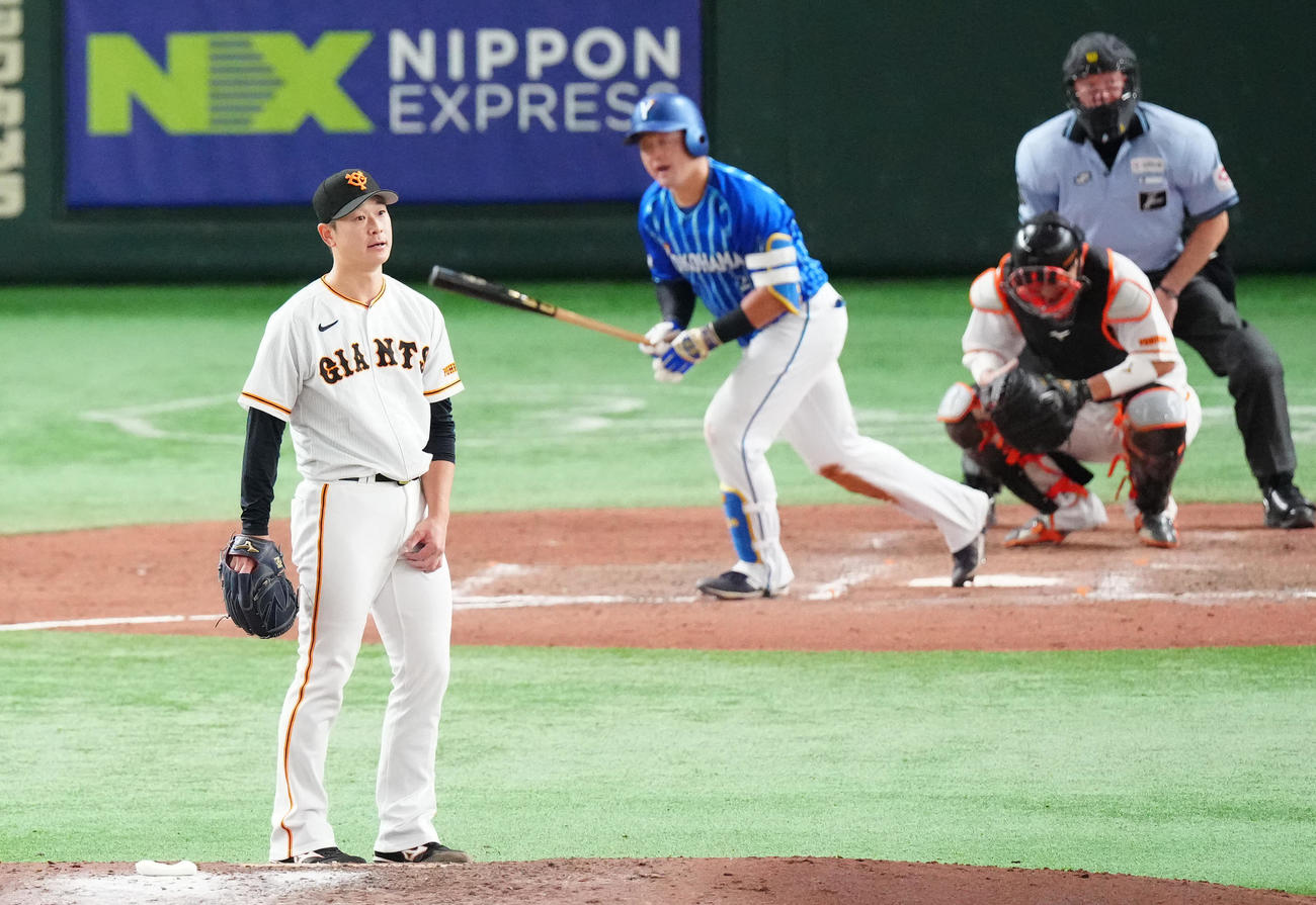 巨人対DeNA 9回表DeNA1死一塁、牧（後方左）に2点本塁打を浴びる中川（撮影・江口和貴）