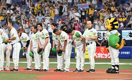 阪神対ヤクルト　ヤクルトにサヨナラ勝ちしファンにあいさつする阪神岡田監督ら（撮影・和賀正仁）