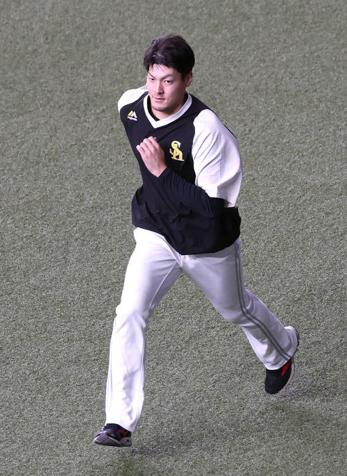 外野でダッシュするソフトバンク有原（撮影・白石智彦）