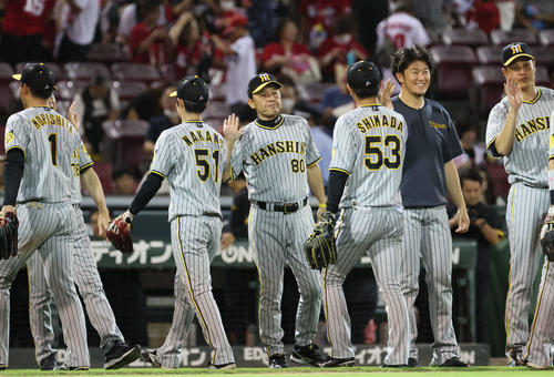 広島対阪神　広島に勝ってマジック29を点灯させナインを迎える岡田監督（中央）（撮影・加藤孝規）