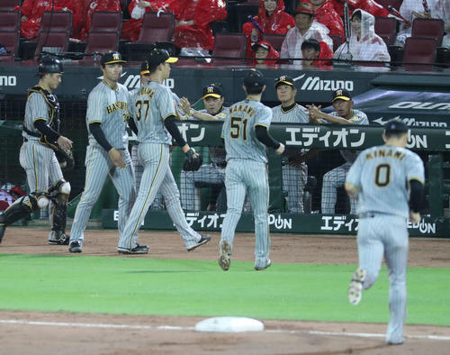 広島対阪神　4回を終え、ベンチでナインを見る岡田監督（撮影・梅根麻紀）