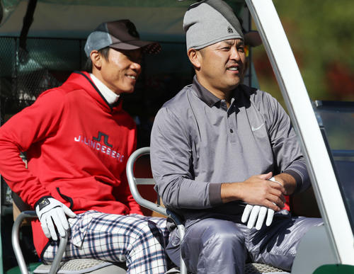 2014年11月、選手会ゴルフでカートに乗り移動する谷繁兼任監督（右）と大島