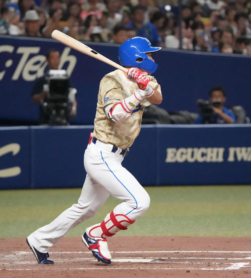 中日対DeNA 3回裏中日1死一塁、中前安打を放ち通算2000本安打を達成する大島（撮影・森本幸一）