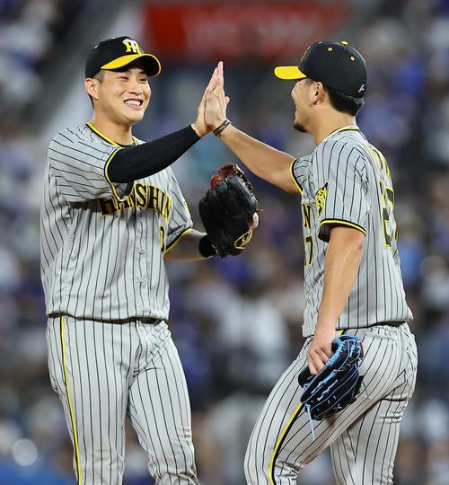DeNA対阪神　完封勝利した伊藤将（右）と笑顔でハイタッチする木浪（撮影・上田博志）