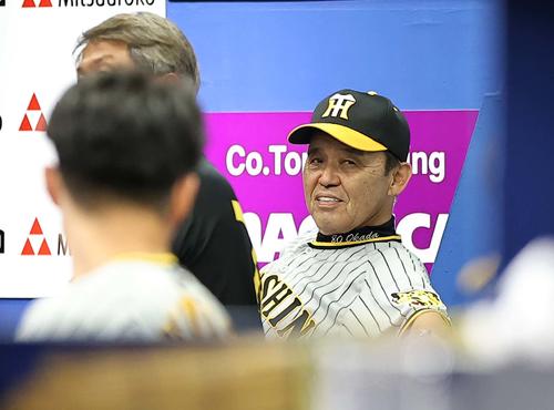 DeNA対阪神　ベンチで余裕の表情を見せる岡田監督（撮影・上田博志）