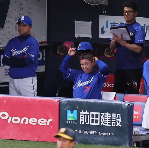 阪神対中日　阪神に逆転された立浪監督（中央）はベンチで悔しそうな表情を見せる（撮影・上田博志）