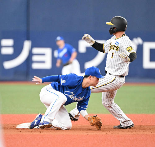 阪神対中日　5回裏阪神無死一塁、大山の打球を捕球した小笠原が二塁に悪送球する、野手村松、走者森下（撮影・和賀正仁）