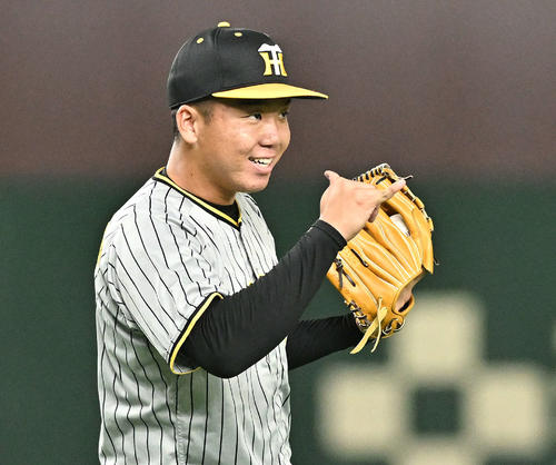 巨人対阪神　ナインとアウトを確認する阪神先発の村上（撮影・滝沢徹郎）
