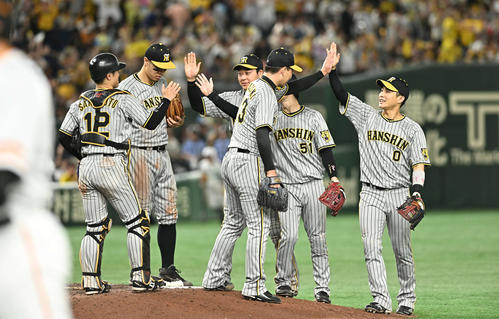 巨人対阪神　試合に勝利しタッチをかわす阪神の選手たち（撮影・滝沢徹郎）