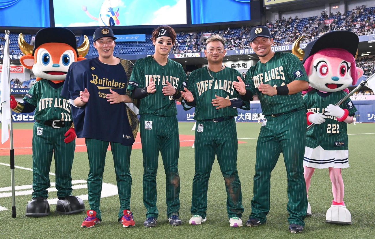 オリックス対ロッテ　ヒーローインタビュー後、「ホイサー」とポーズを決める右から頓宮、森、中川圭、東（撮影・和賀正仁）