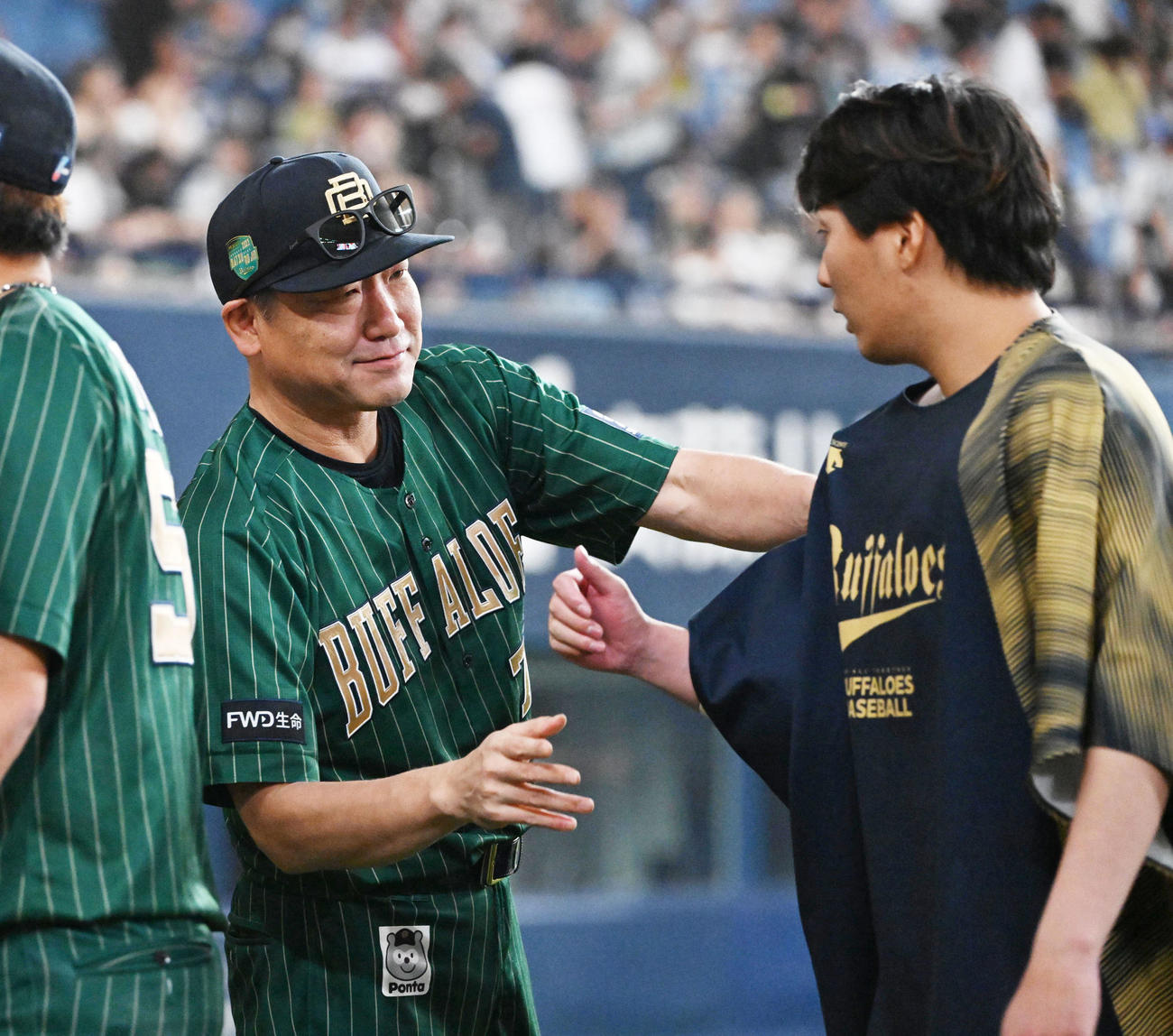 オリックス対ロッテ　ロッテに勝利し東らを笑顔で迎えるオリックス中嶋監督（撮影・和賀正仁）