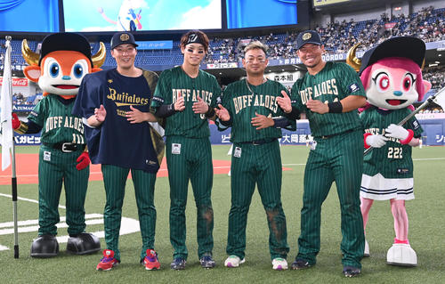 オリックス対ロッテ　ヒーローインタビュー後、「ホイサー」とポーズを決める右から頓宮、森、中川圭、東（撮影・和賀正仁）