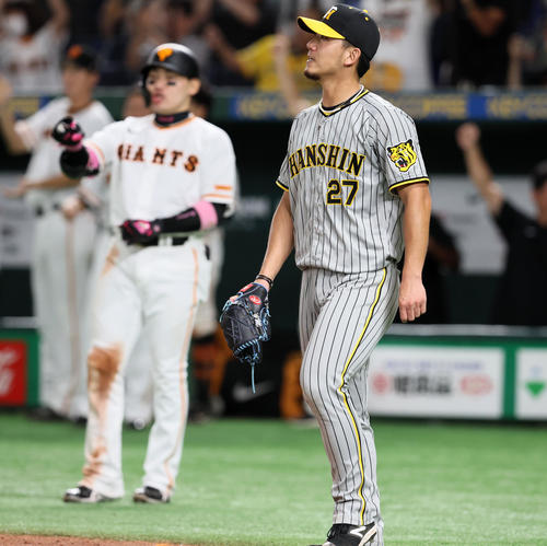 巨人対阪神　8回裏巨人2死一、二塁、伊藤将は岡本和に左適時打を打たれ失点（撮影・加藤哉）