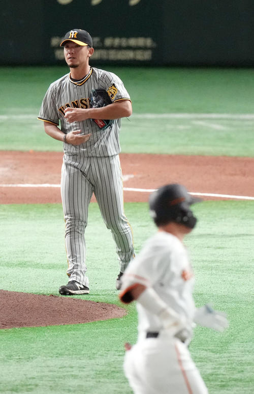 巨人対阪神　6回裏巨人無死、大城卓（手前）にソロ本塁打を打たれる伊藤将（撮影・狩俣裕三）
