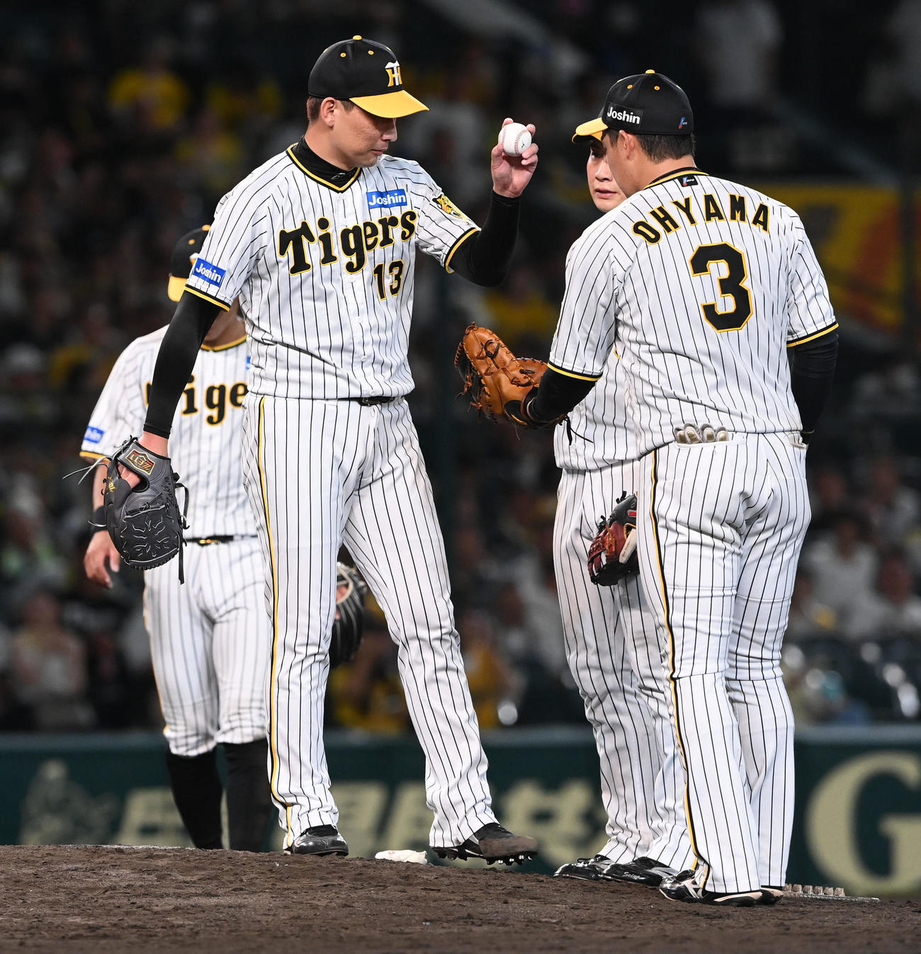 阪神対DeNA 9回、DeNAに逆転されがっくりする岩崎（左）は大山にボールを渡す（撮影・前岡正明）