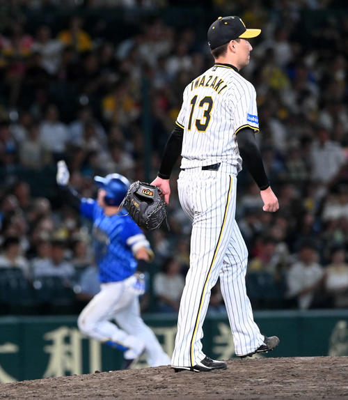 阪神対DeNA 9回表DeNA無死、牧（後方）に決勝の左越え本塁打を浴びてがっくりする岩崎（撮影・前岡正明）