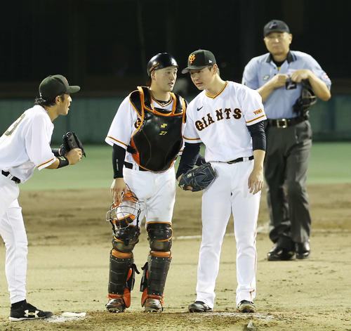 巨人対広島　9回表、巨人中川（右）に声をかける岸田（撮影・宮地輝）