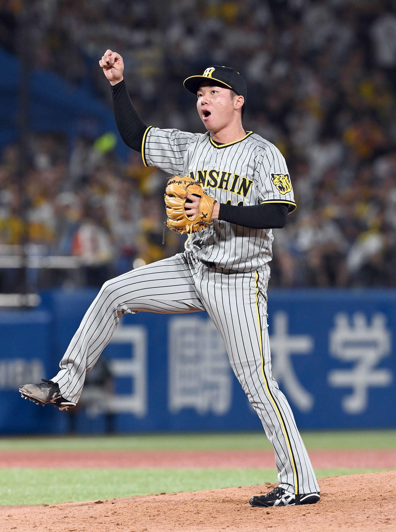 ヤクルト対阪神　5回裏ヤクルト2死、丸山を空振り三振に打ち取りほえる村上（撮影・たえ見朱実）