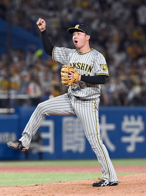 ヤクルト対阪神　5回裏ヤクルト2死、丸山を空振り三振に打ち取りほえる村上（撮影・たえ見朱実）