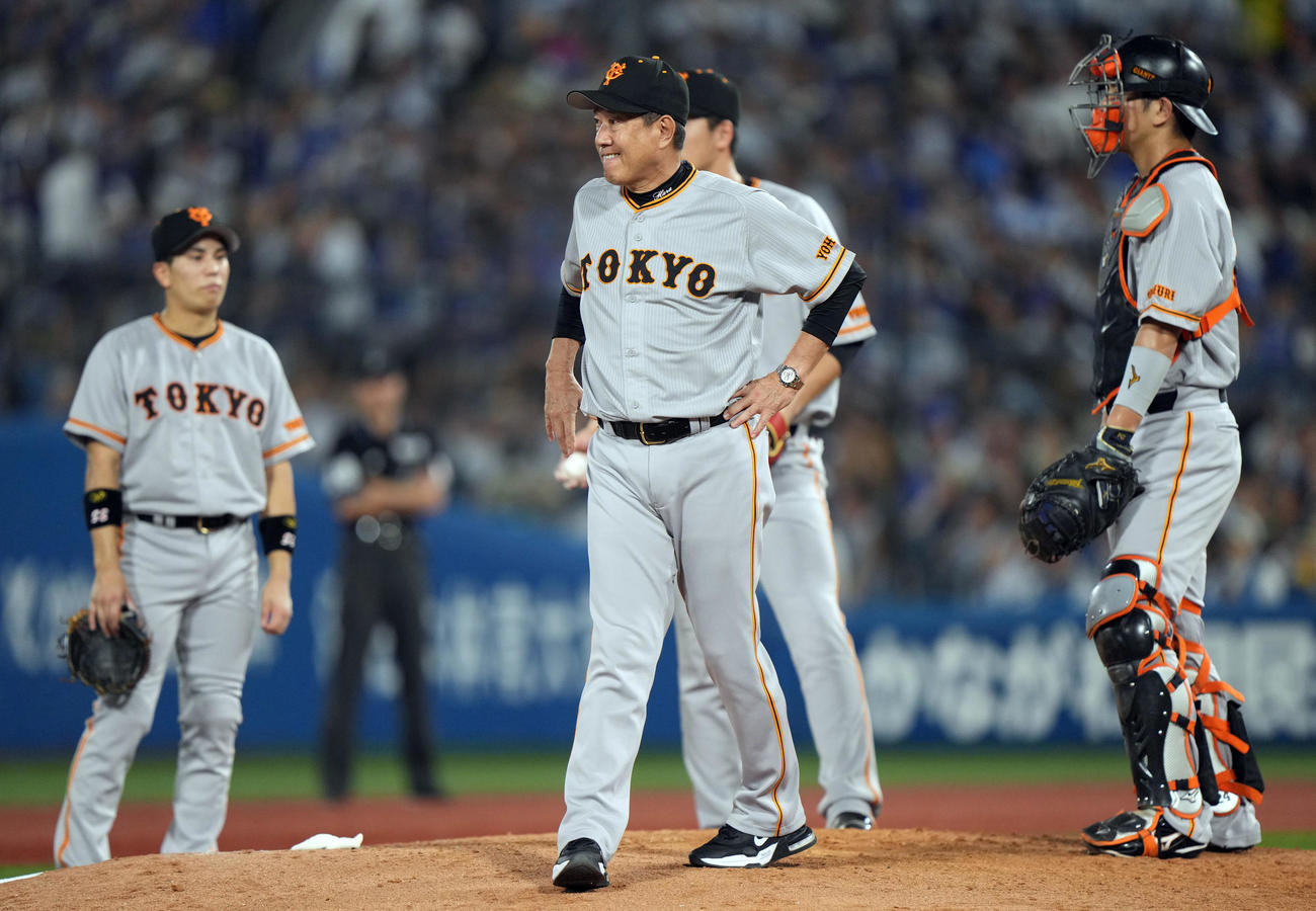 DeNA対巨人　7回裏途中、三上を降板させ、マウンドで厳しい表情を見せる原監督（中央）（撮影・狩俣裕三）