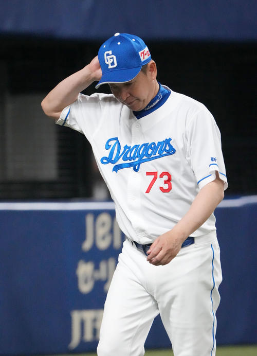 中日対阪神　5回終了、選手交代を告げベンチへ戻る立浪監督（撮影・森本幸一）