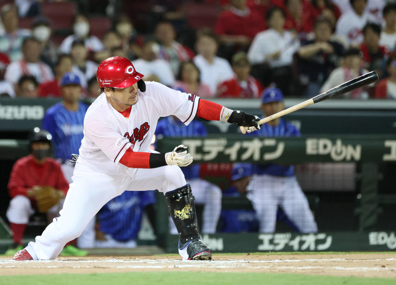 広島対DeNA 6回裏広島2死一、二塁、代打会沢は左2点適時二塁打を放つ（撮影・加藤孝規）