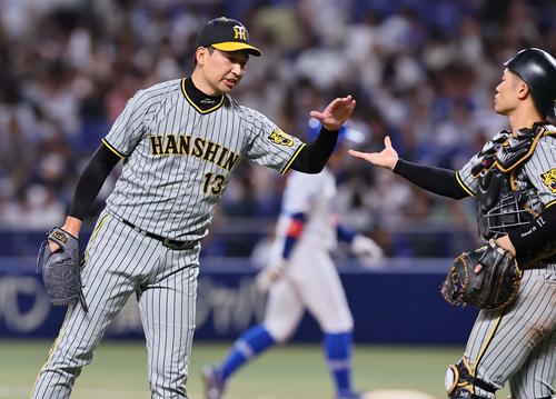 中日対阪神　中日に勝利し坂本（右）とハイタッチして喜ぶ岩崎（撮影・上田博志）