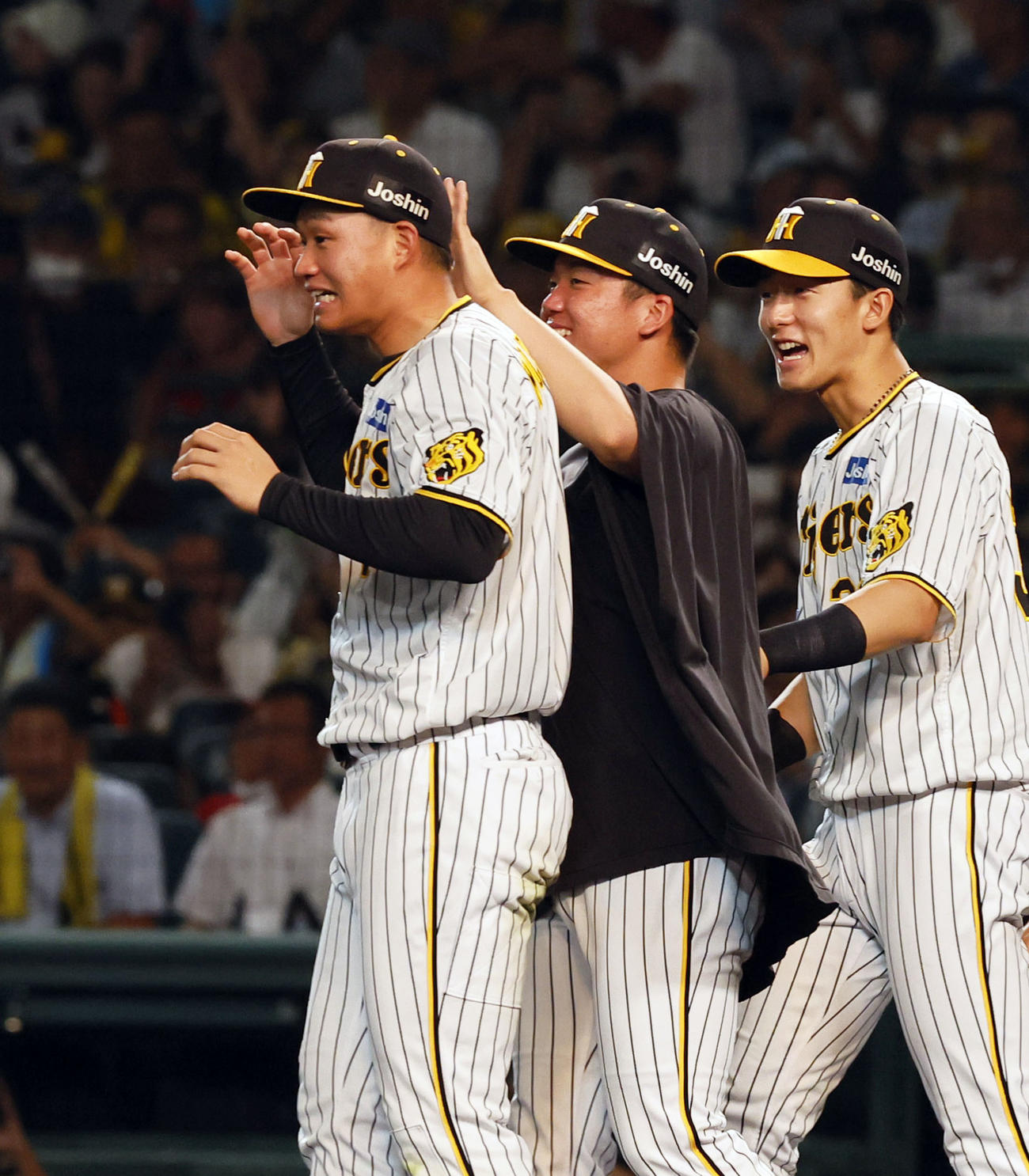 阪神対広島　広島に勝利し、喜ぶ阪神森下（左）と村上（中央）（撮影・藤尾明華）