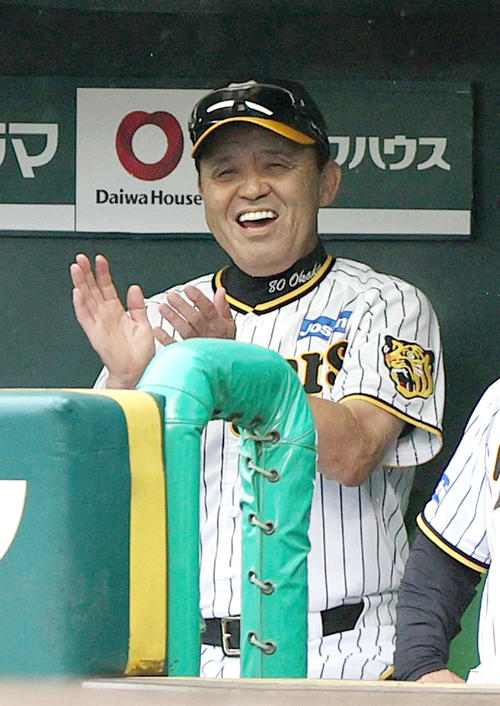 阪神対広島　ベンチで笑顔を見せる阪神岡田監督（撮影・上山淳一）