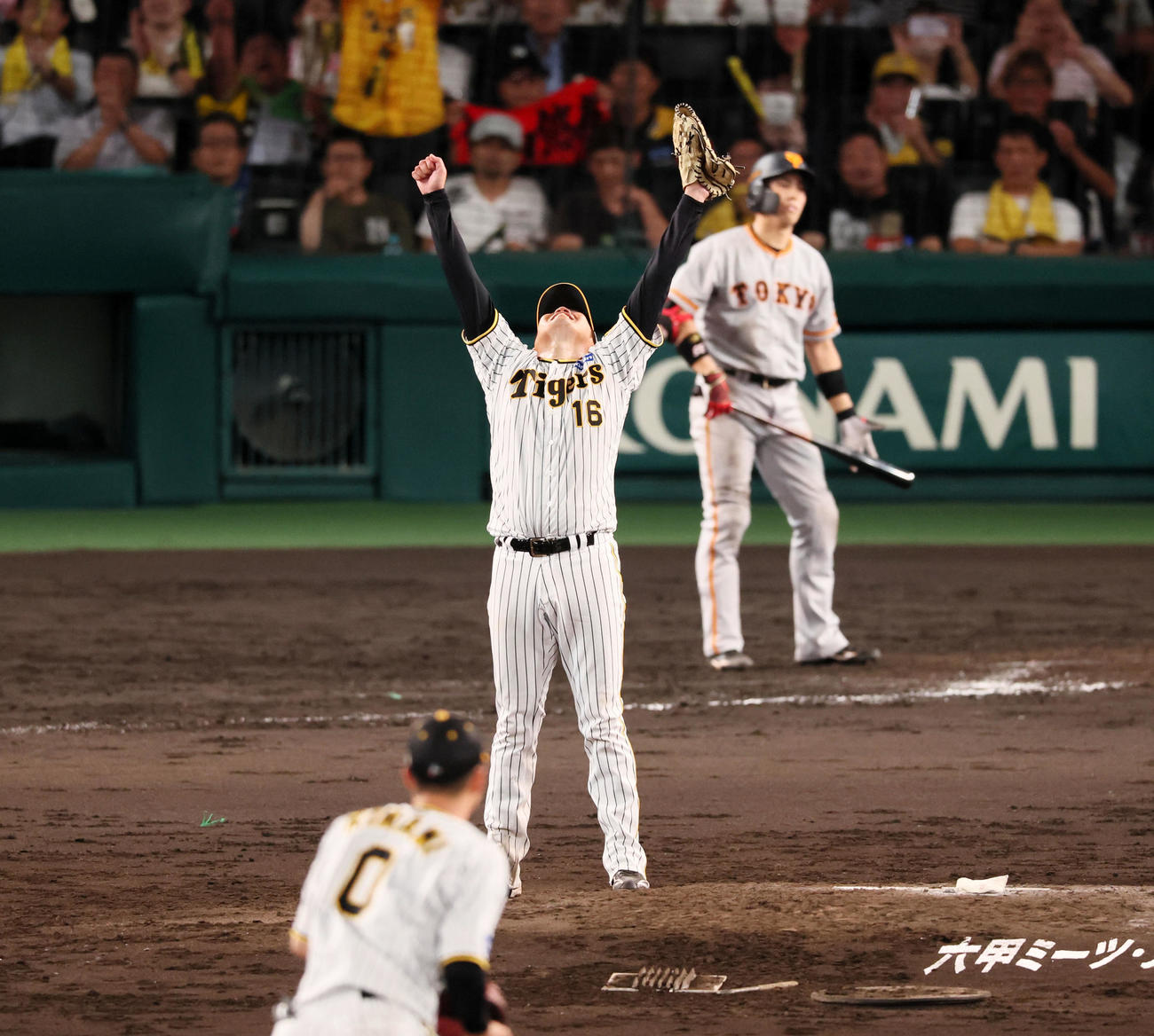 阪神対巨人　9回表巨人2死一塁、西勇は一塁走者代走重信の二塁盗塁失敗で勝利しマウンドで天を見上げバンザイ（撮影・加藤哉）