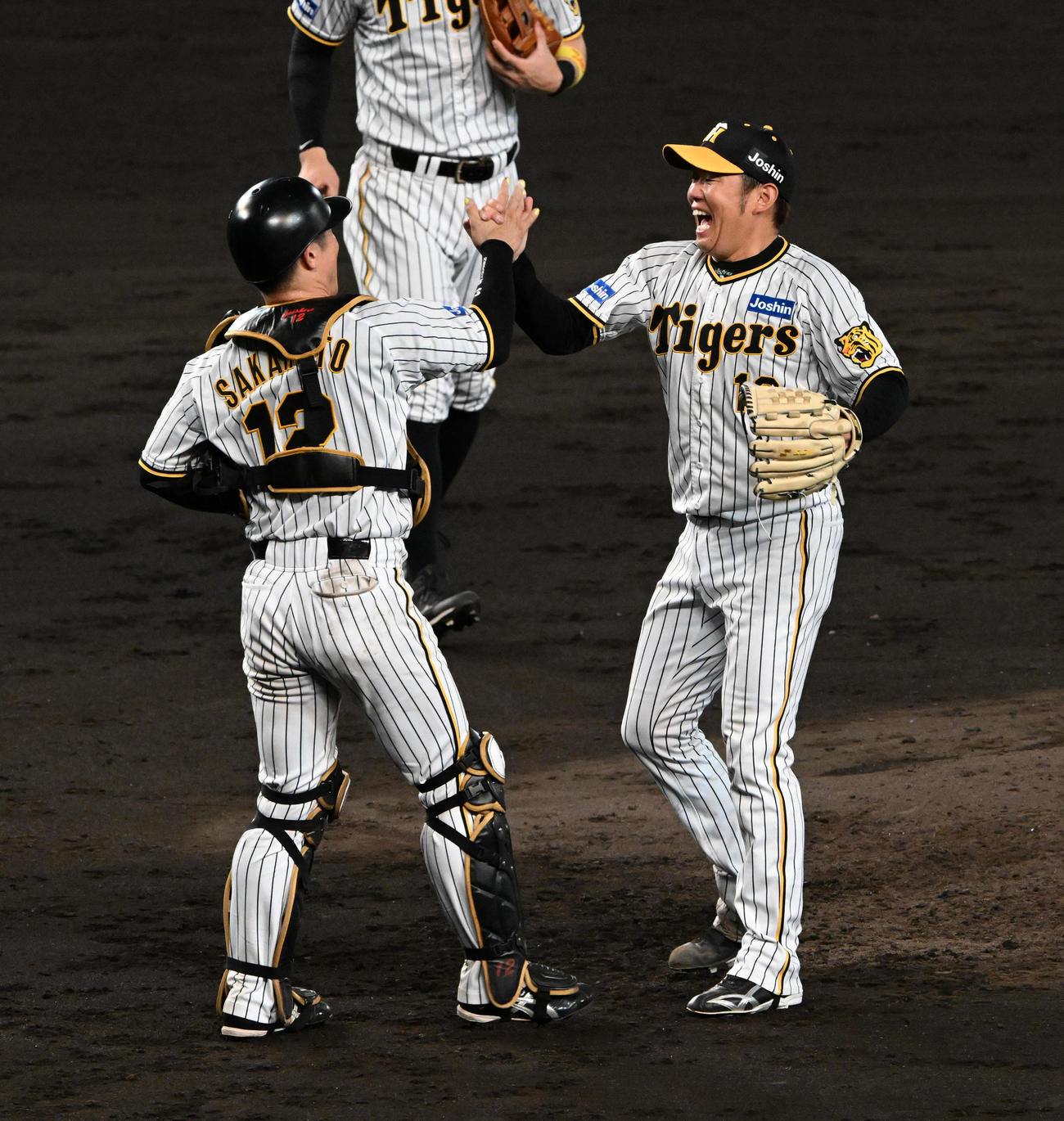阪神巨人　巨人に完封勝利、笑顔で坂本（左）とタッチする西勇（撮影・前岡正明）