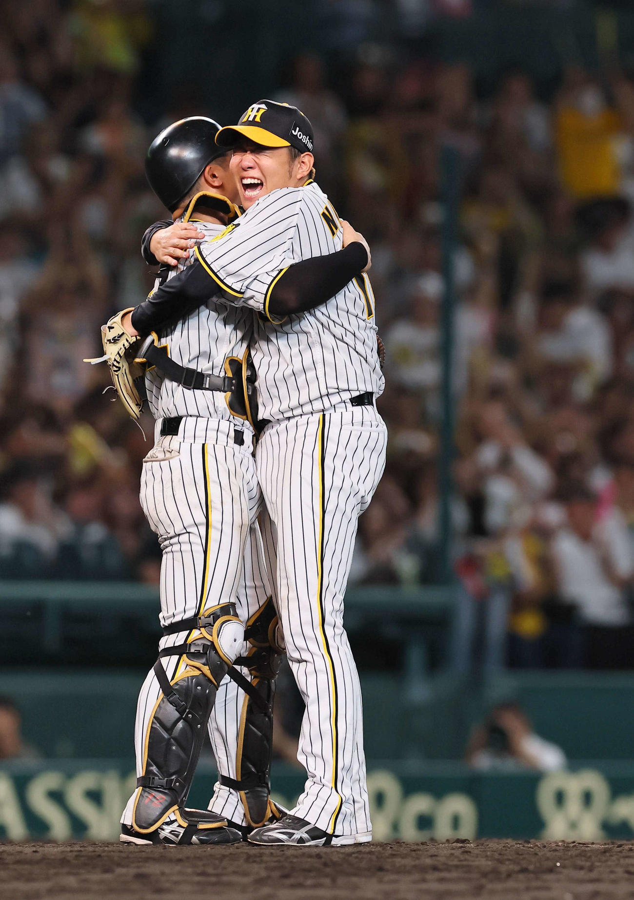 阪神対巨人　巨人に完封勝利した西勇（右）は坂本と抱き合って喜ぶ（撮影・上田博志）