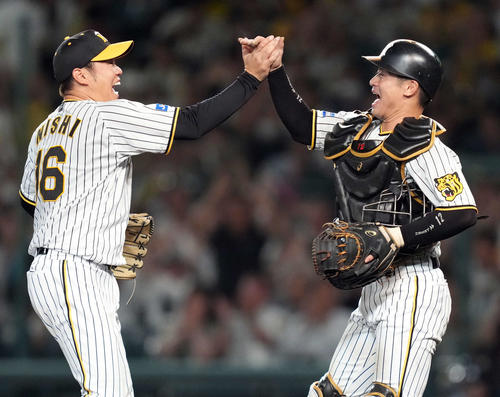 阪神対巨人　試合後、力強くハイタッチを交わす西勇（左）と坂本（撮影・狩俣裕三）