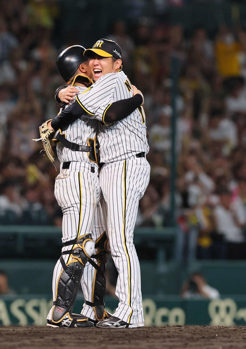 阪神対巨人　巨人に完封勝利した西勇（右）は坂本と抱き合って喜ぶ（撮影・上田博志）