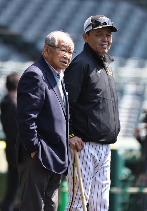 吉田義男氏（左）は岡田監督と話しをする（2023年4月9日撮影）