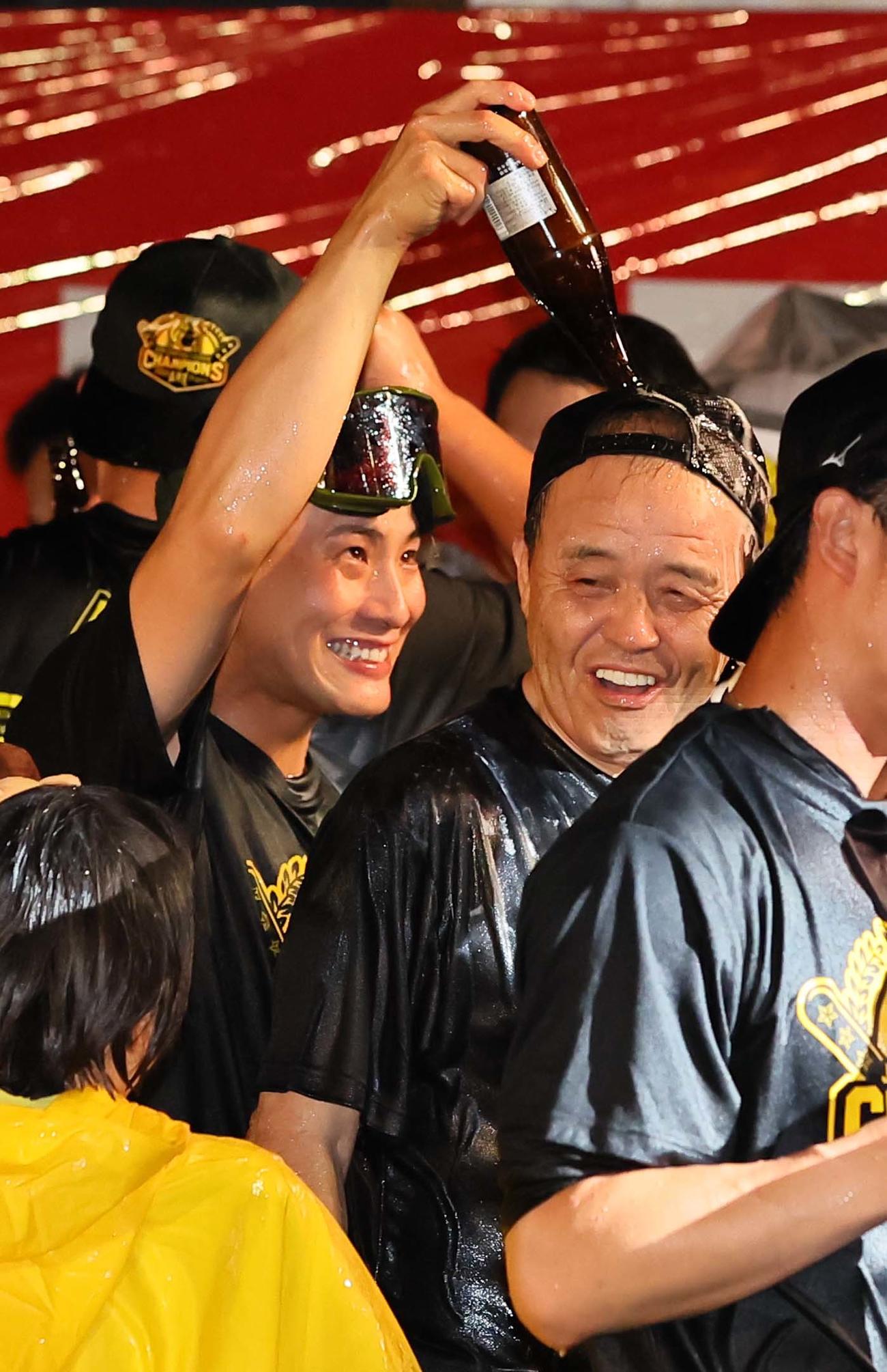 岡田監督（右）にビールを浴びせる木浪（撮影・上田博志）
