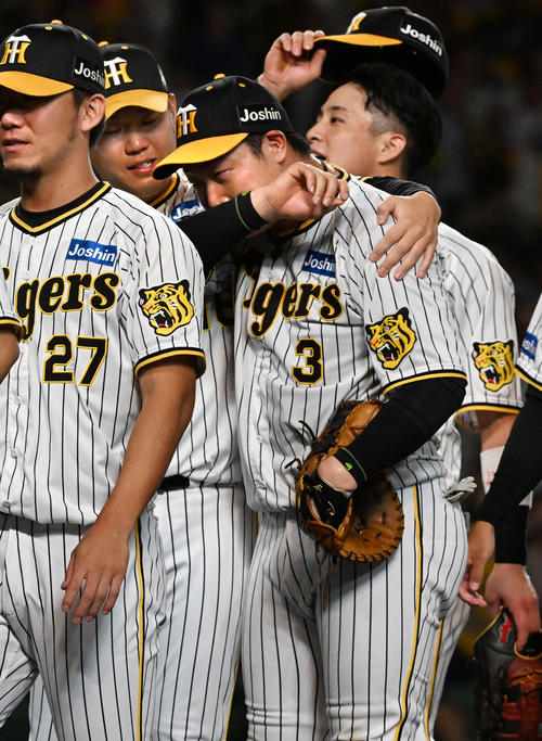 阪神対巨人　優勝を決め涙を見せる大山（中央右）。同左は西勇（撮影・前岡正明）