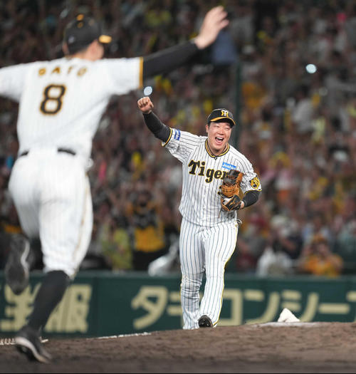 阪神対巨人　リーグ優勝を決め、マウンドに駆け出す大山（撮影・狩俣裕三）