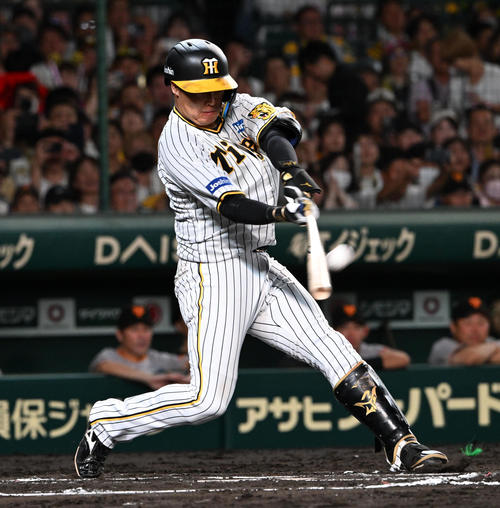 阪神対巨人　6回裏阪神1死一、三塁、大山は中堅へ先制犠飛を放つ（撮影・前岡正明）