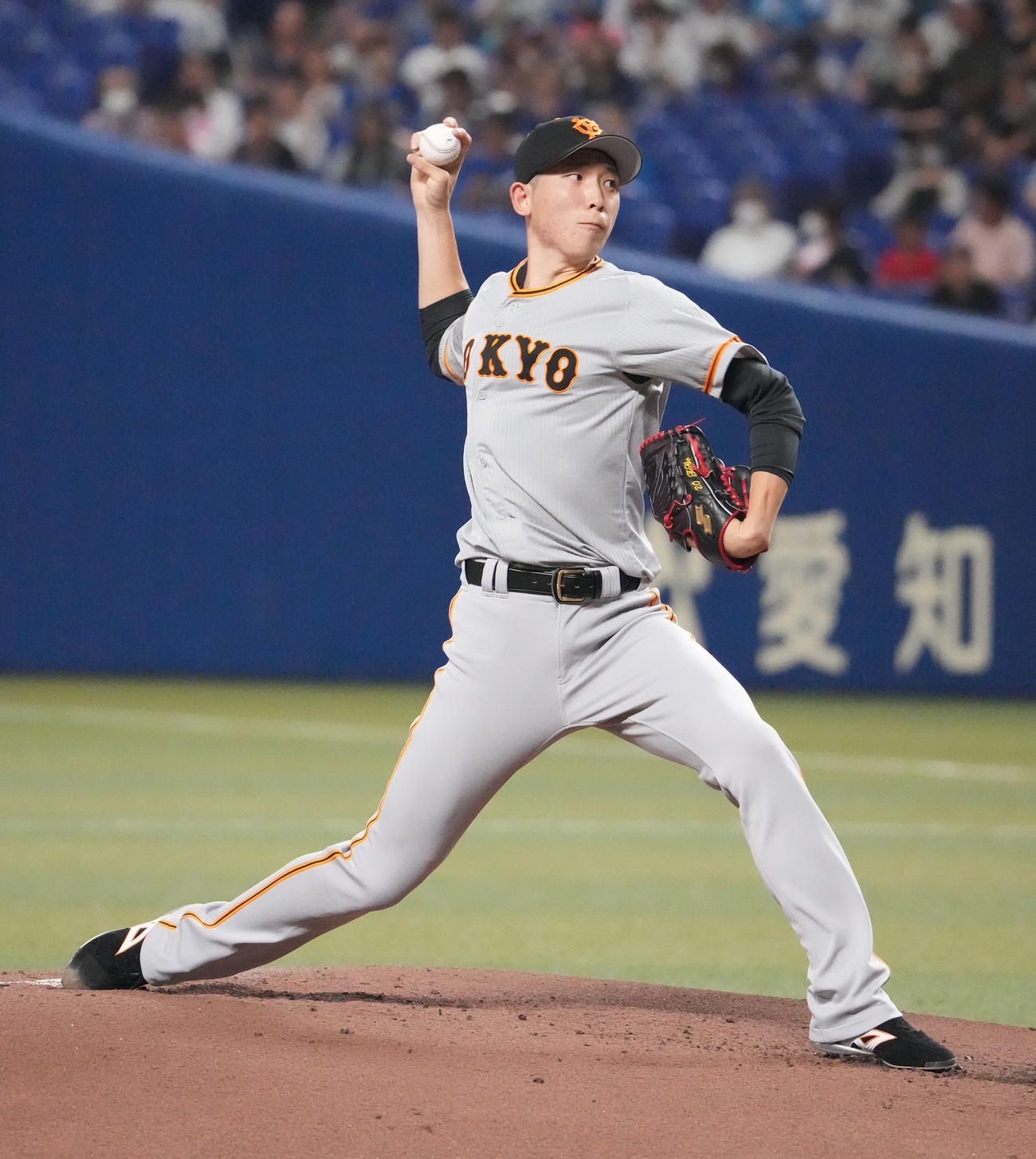 中日対巨人　1回裏、登板する巨人先発の戸郷（撮影・森本幸一）