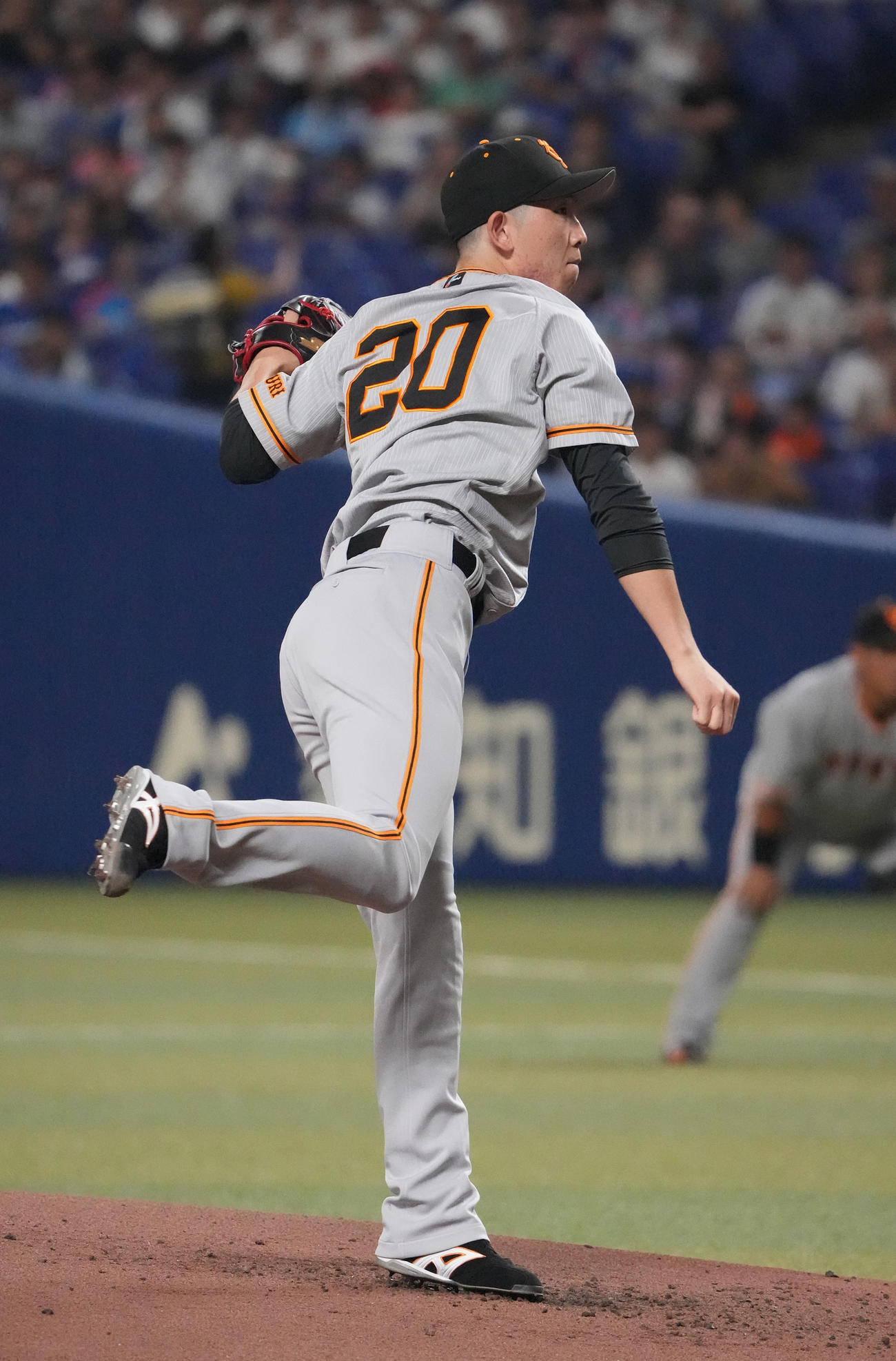 中日対巨人　1回裏、登板する巨人先発の戸郷（撮影・森本幸一）