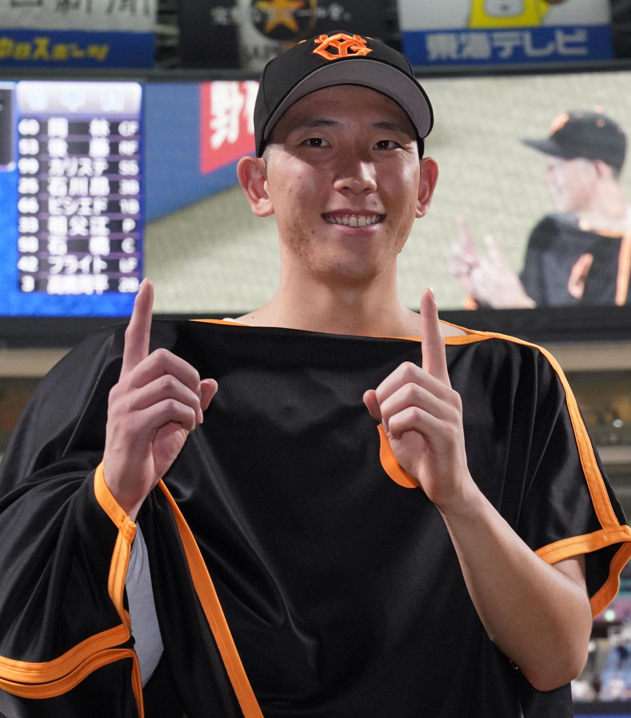 中日対巨人　ヒーローインタビューを終えポーズを決める戸郷（撮影・森本幸一）