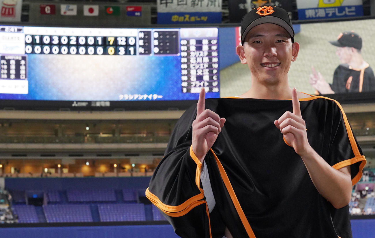 中日対巨人　ヒーローインタビューを終えポーズを決める戸郷（撮影・森本幸一）