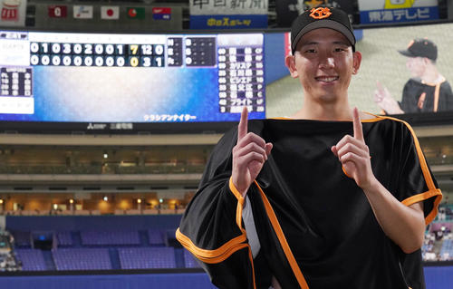 中日対巨人　ヒーローインタビューを終えポーズを決める戸郷（撮影・森本幸一）