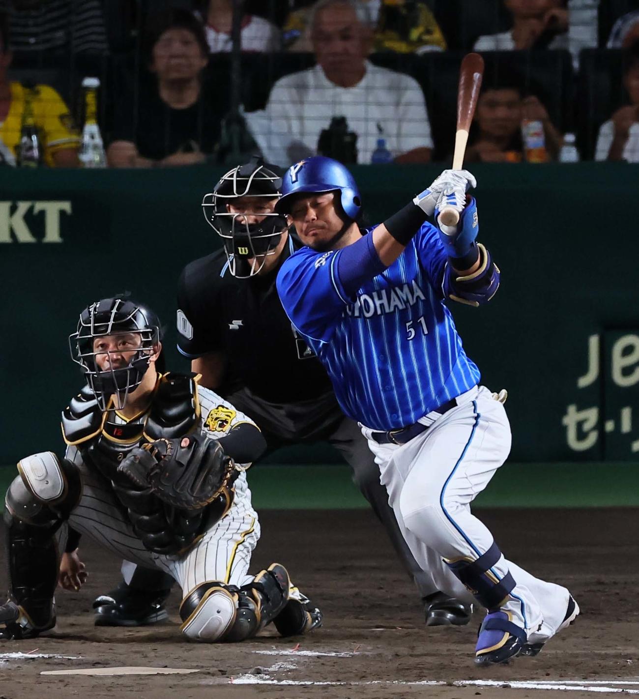 阪神対DeNA 7回表DeNA2死一、二塁、宮崎は右前打を放つ（撮影・上田博志）