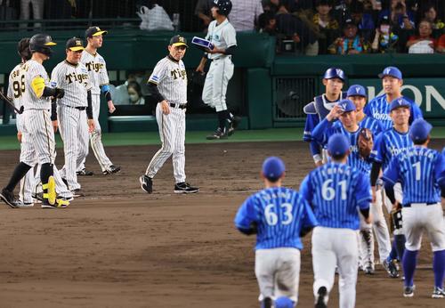 阪神対DeNA　岡田監督（中央）は勝利して喜ぶDeNAナインを見つめる（撮影・上田博志）