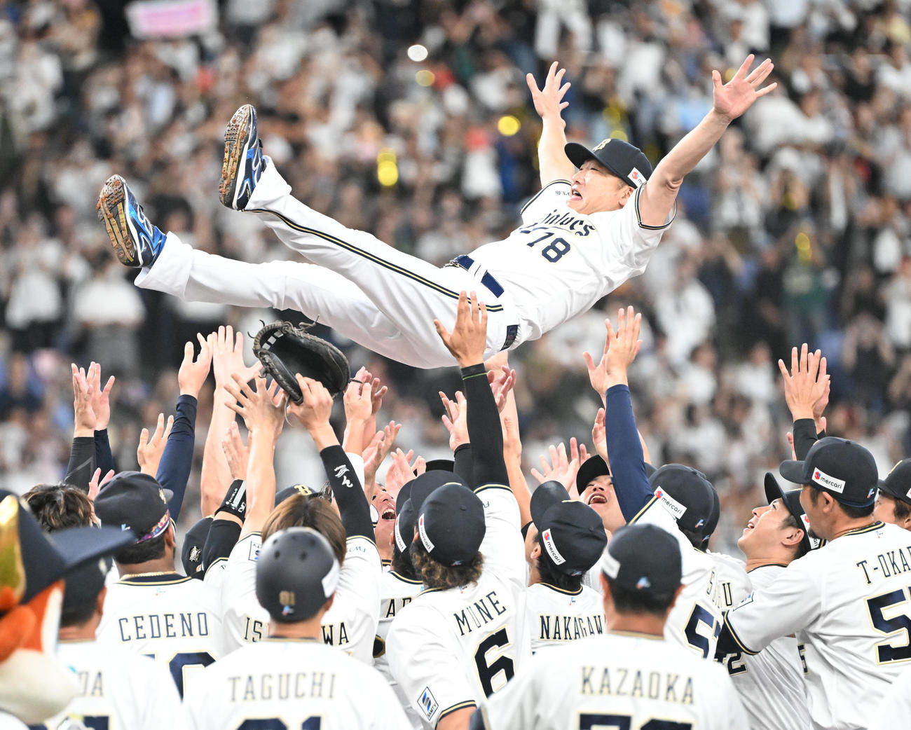 オリックス対ロッテ　リーグ3連覇を達成しナインから胴上げされるオリックス中嶋監督（撮影・和賀正仁）