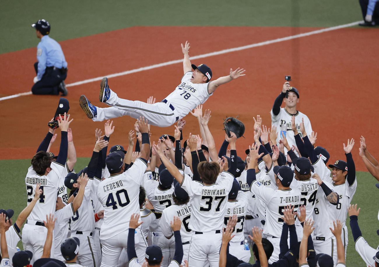 オリックス対ロッテ　リーグ優勝を決め、ナインに胴上げされるオリックス中嶋監督（撮影・藤尾明華）